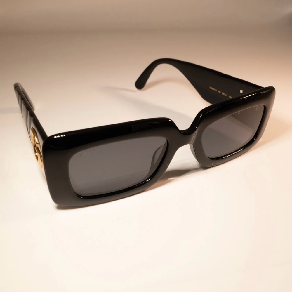 Gucci Black / Grey Lens
Rectangle Oversized Sunglasses
100% UV
